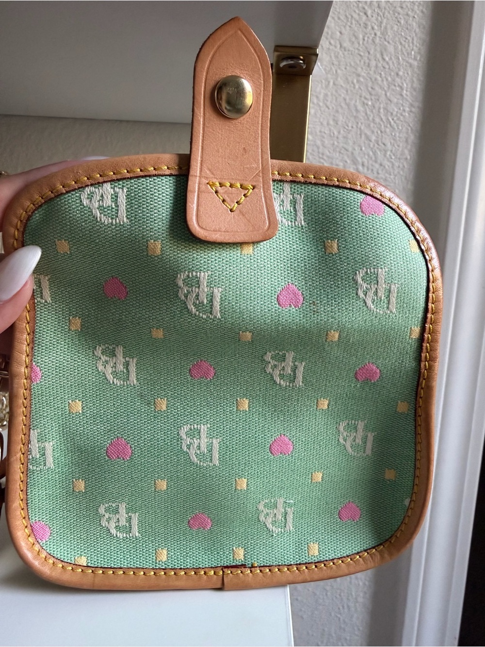 💚✨ Vintage Dooney & Bourke Y2K Monogram Wristlet Pouch ✨💚  Pink Hearts bag purse - Picture 3 of 14